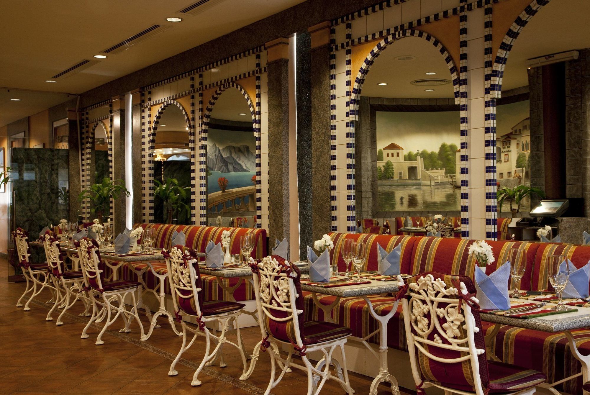 Al Khozama Hotel リヤード レストラン 写真